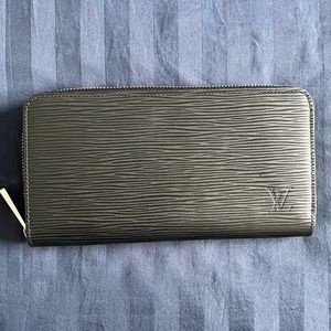 Louis Vuitton Zippy Wallet NEVER BEEN USED
